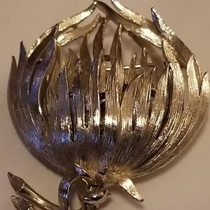 Vintage Lisner Yellow Gold Textured Flower Brooch